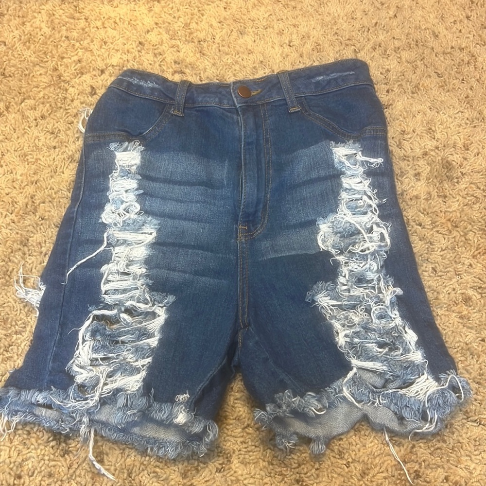 Fashion Nova distressed shorts size 11/30